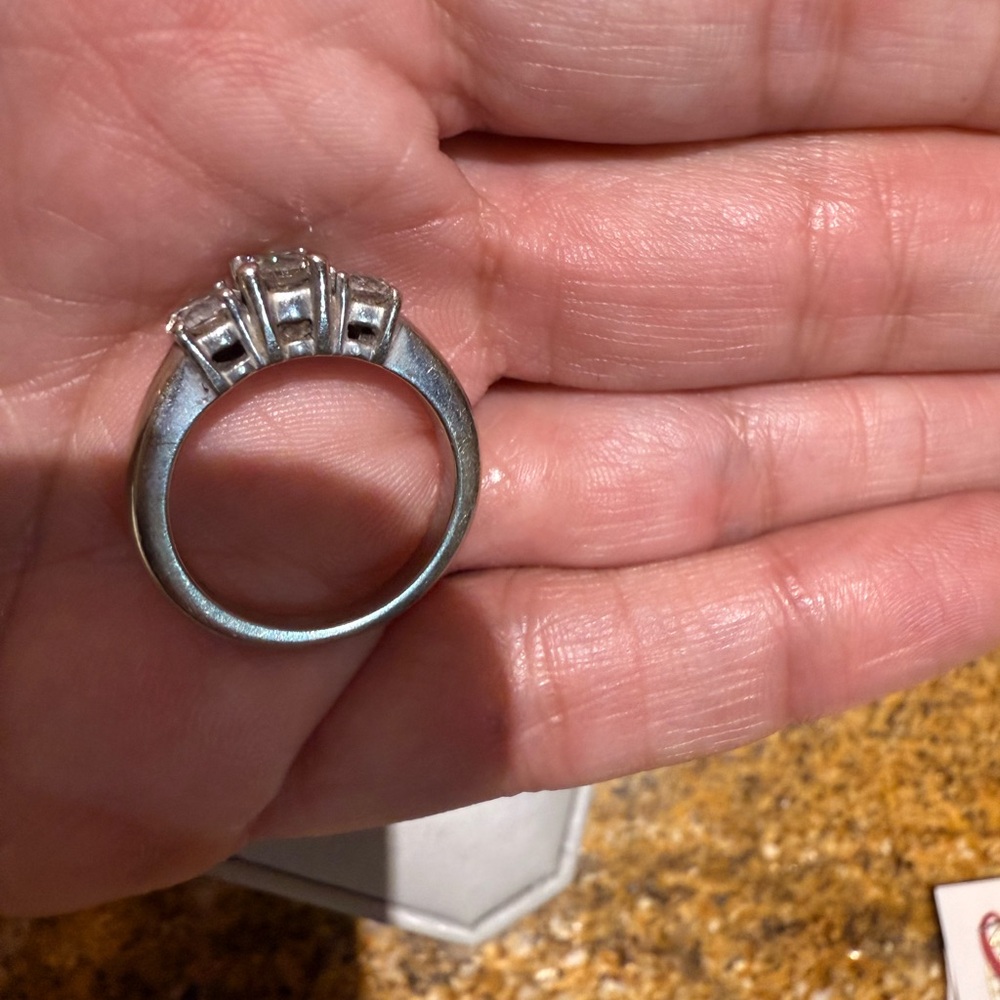 💎.42 ct 3 stone 💍diamond 💎 ring
Classic White Gold Cocktail Ring with 3 Diamonds - Picture 7 of 8
